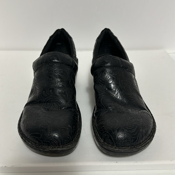 B.O.C Born Peggy Tooled Leather Look Clogs Embossed Paisley Black Women Size 9.5 - Picture 3 of 8